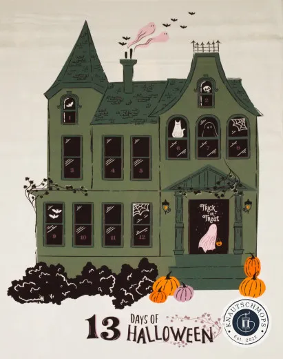 Halloween-Panel mit grünem Spukhaus, nummerierten Fenstern, Gespenstern, Fledermäusen und Kürbissen auf cremeweißem Grund