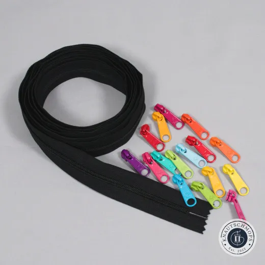 4-Yard-Zipper black multicolor – Übersicht Aufgerolltes schwarzes Reißverschlussband mit 16 bunten XL-Zippern von ByAnnie's