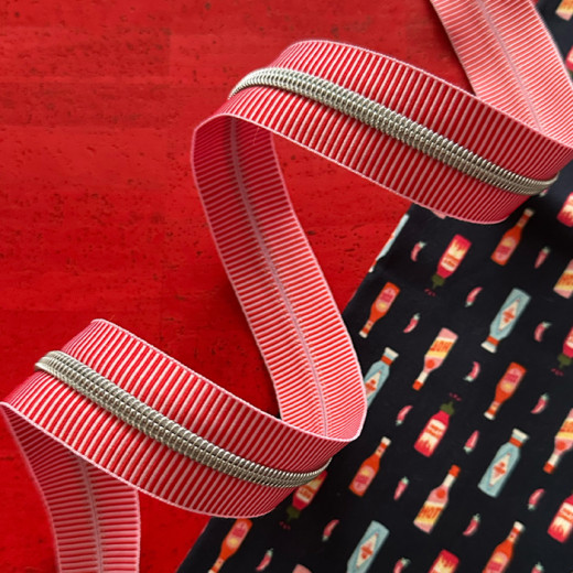 Sassafras Lane Designs - Reißverschluss #5 - Red Stripe - Nickel