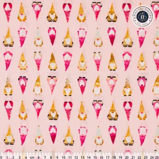 Baumwollstoff Adventale Playful Gnomes Sweet mit pinken und senfgelben Wichteln auf rosa Grund, Lineal am Rand