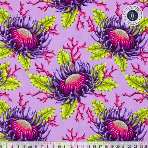 Musterrapport mit stilisierten Anemonenblüten in Magenta und Flieder sowie pinkfarbenen Korallenzweigen auf violettem Fond, mit Zentimetermaß am unteren Bildrand.
