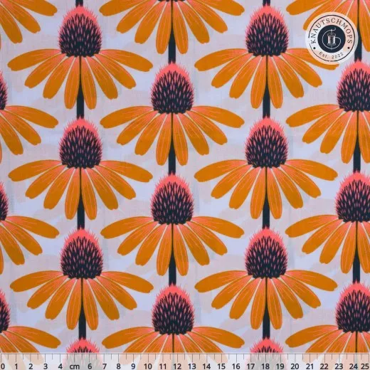 Hellgrauer Baumwollbatist mit orangefarbenen Kegelblumen (Echinacea) mit pinkfarben-dunklem Blütenkern, mit Zentimeter-Maßstab am unteren Bildrand.