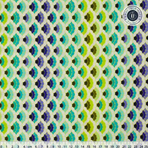 Nahaufnahme des Schuppenmusters Aquatic Lace in Marine mit Zentimeter-Maßband zur Größeneinordnung.
