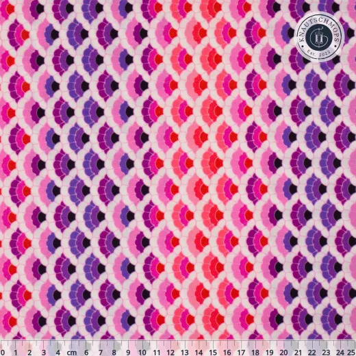 Nahaufnahme des Schuppenmusters Aquatic Lace in Ultraviolet mit Zentimeter-Maßband zur Größeneinordnung.