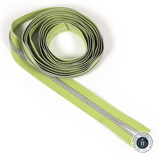 Aufgerolltes Reißverschlussband Lime Stripe Aufgerolltes Endlos-Reißverschlussband von Sassafras Lane Designs in Lime Stripe mit hellgrün-weiß gestreiftem Band und Zähnen in Nickel-Finish.