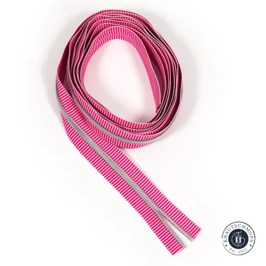 Aufgerolltes Reißverschlussband Pink Stripe Aufgerolltes Endlos-Reißverschlussband von Sassafras Lane Designs in Pink Stripe mit pink-weiß gestreiftem Band und Zähnen in Nickel-Finish.