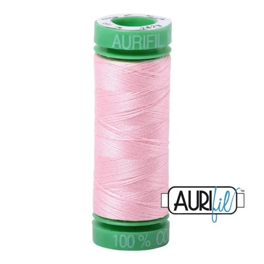 Garnrolle Aurifil 40wt in Baby Pink (Fb. 2423) mit grünen Endkappen vor weißem Hintergrund.