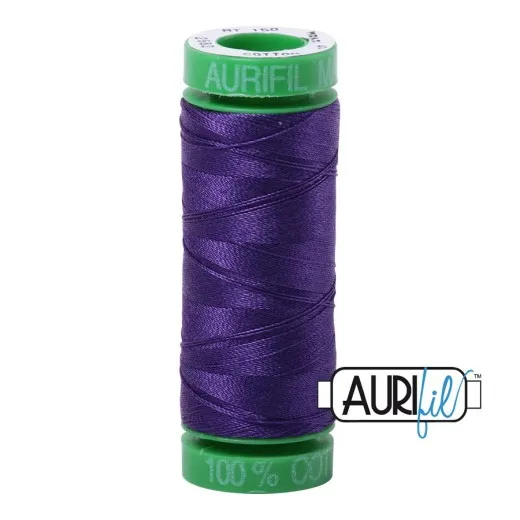 Aurifil 40wt Garnrolle Dark Violet Garnrolle Aurifil 40wt in Dark Violet (Fb. 2582) mit grünen Endkappen vor weißem Hintergrund.