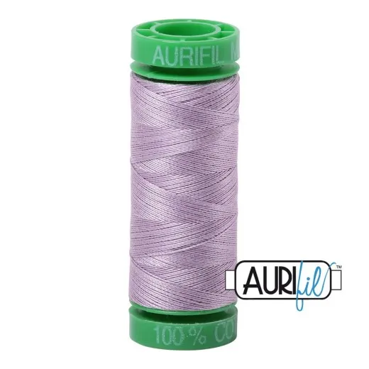 Garnrolle Aurifil 40wt in Lilac (Fb. 2562) mit grünen Endkappen vor weißem Hintergrund.
