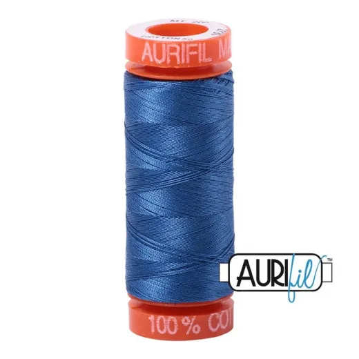 Aurifil-Garnspule 50wt in der Farbe Delft Blue (Delfter Blau) vor weißem Hintergrund