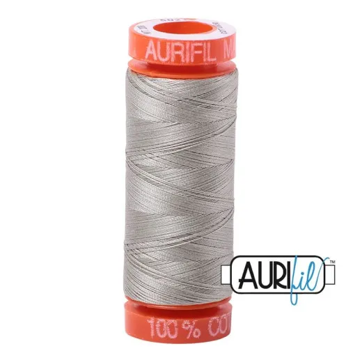 Aurifil 50wt – Light Grey Aurifil-Garnspule 50wt in der Farbe Light Grey (Hellgrau) vor weißem Hintergrund