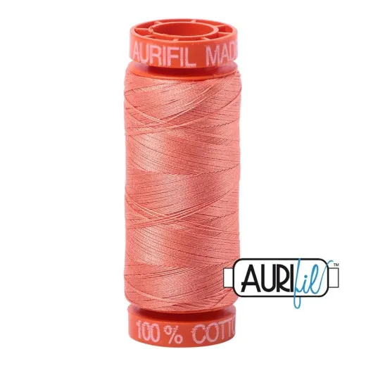 Aurifil-Garnspule 50wt in der Farbe Light Salmon (lachsfarben) vor weißem Hintergrund