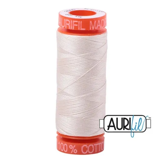 Aurifil-Garnspule 50wt in der Farbe Light Sand (helles Sandbeige) vor weißem Hintergrund