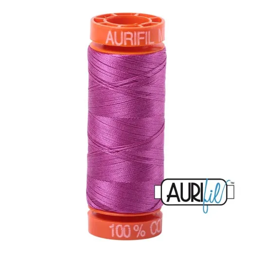 Aurifil 50wt – Magenta Aurifil-Garnspule 50wt in der Farbe Magenta (kräftiges Pink) vor weißem Hintergrund