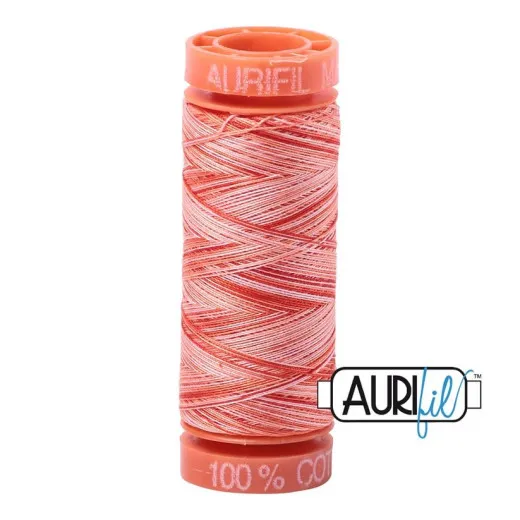 Aurifil-Garnspule 50wt mit meliertem Farbverlauf in Rosa- und Korallentönen (Mango Mist)