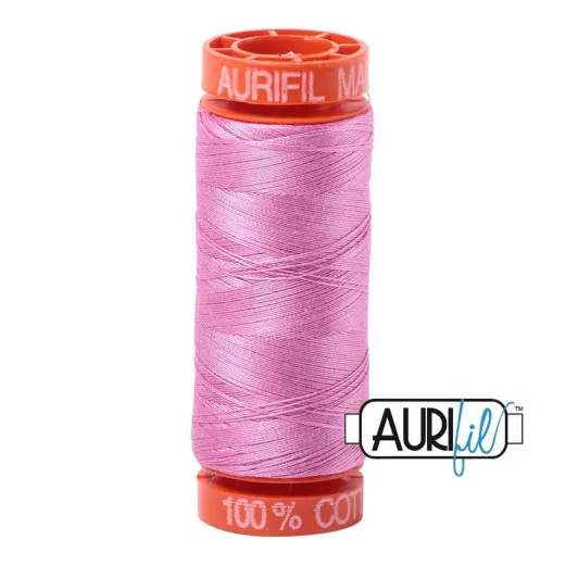Aurifil-Garnspule 50wt in der Farbe Medium Orchid (Orchideenlila) vor weißem Hintergrund