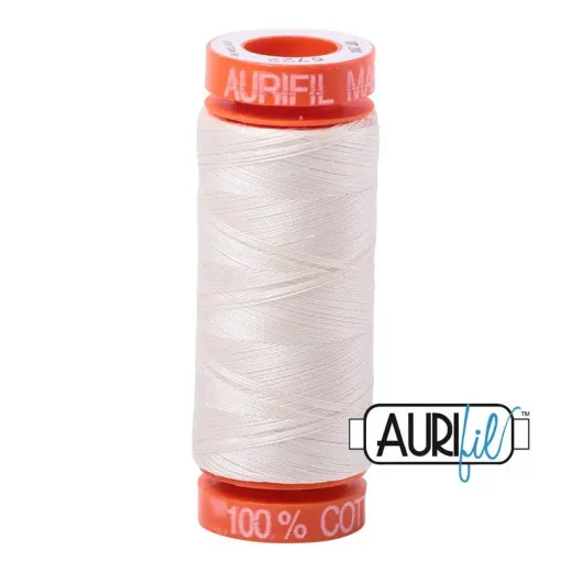 Aurifil-Garnspule 50wt in der Farbe Sea Biscuit (cremiges Beige) vor weißem Hintergrund