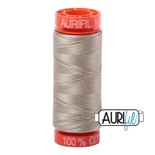 Aurifil-Garnspule 50wt in der Farbe Stone (Steingrau-Beige) vor weißem Hintergrund