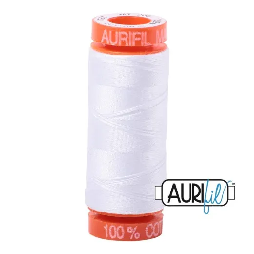 Aurifil-Garnspule 50wt in der Farbe White (reines Weiß) vor weißem Hintergrund