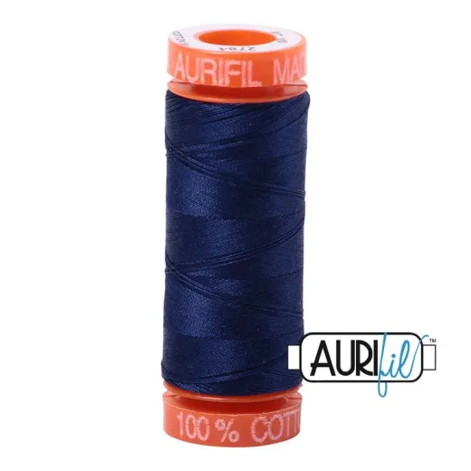 Orangefarbene Aurifil-Garnspule mit 50wt-Baumwollgarn in der Farbe Dark Navy (dunkles Marineblau) vor weißem Hintergrund.