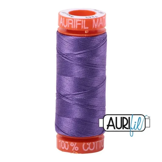 Orangefarbene Aurifil-Garnspule mit 50wt-Baumwollgarn in der Farbe Dusty Lavender (gedecktes Lavendel) vor weißem Hintergrund.