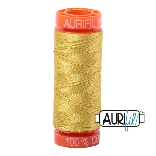 Aurifil-Garnspule Gold Yellow Orangefarbene Aurifil-Garnspule mit 50wt-Baumwollgarn in der Farbe Gold Yellow (warmes Goldgelb) vor weißem Hintergrund.
