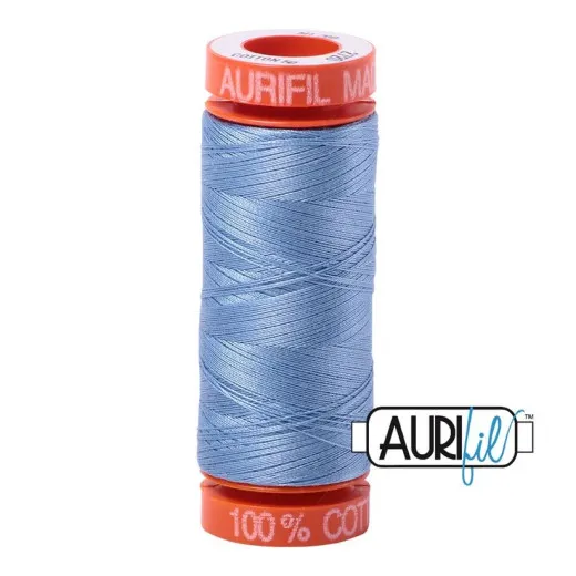 Aurifil-Garnspule Light Delft Blue Orangefarbene Aurifil-Garnspule mit 50wt-Baumwollgarn in der Farbe Light Delft Blue (helles Taubenblau) vor weißem Hintergrund.