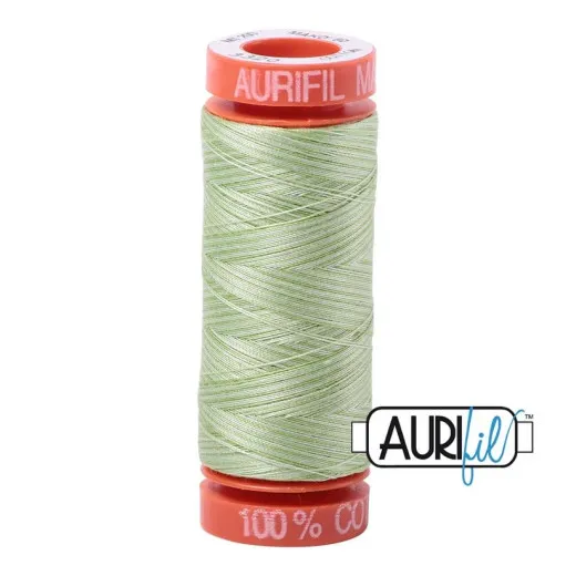 Orangefarbene Aurifil-Garnspule mit 50wt-Baumwollgarn in der Farbe Light Spring Green (helles Mintgrün) vor weißem Hintergrund.