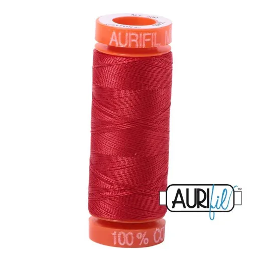 Orangefarbene Aurifil-Garnspule mit 50wt-Baumwollgarn in der Farbe Lobster Red (gedecktes Rot) vor weißem Hintergrund.