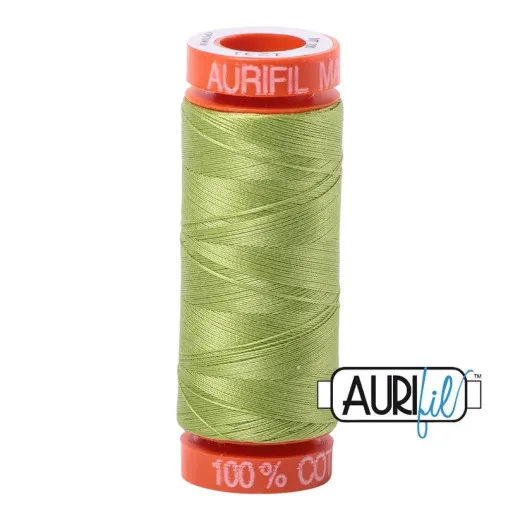 Orangefarbene Aurifil-Garnspule mit 50wt-Baumwollgarn in der Farbe Spring Green (Moosgrün) vor weißem Hintergrund.