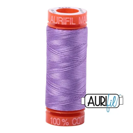 Orangefarbene Aurifil-Garnspule mit 50wt-Baumwollgarn in der Farbe Violet (helles Flieder-Violett) vor weißem Hintergrund.