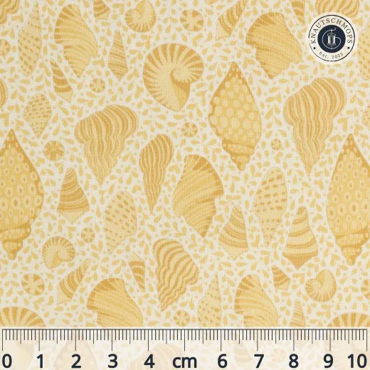 Flach ausgebreiteter Tilda-Stoff „Cotton Beach – Beach Shells“ in Honey mit tonalem Muschel-Motiv in Gelbtönen, mit Lineal zur Maßstabsorientierung.