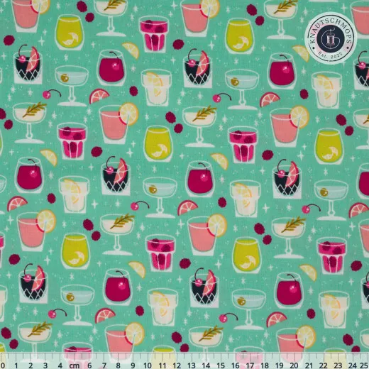 Cocktailgläser mit Zitrone, Kirsche und Himbeeren auf mintgrünem Grund, Gesamtansicht mit Lineal zum Größenvergleich.