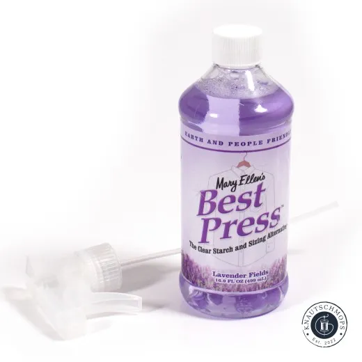 Best Press Sprühflasche "Lavender Fields" mit abgenommenem Sprühkopf neben der geschlossenen Flasche, Frontetikett sichtbar.