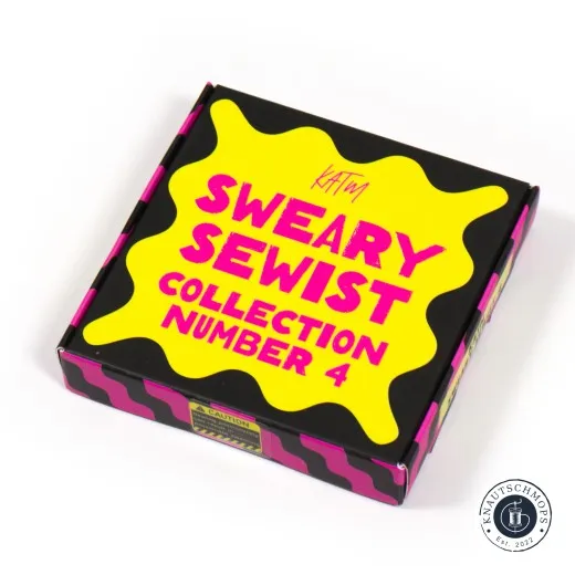 Schwarz-pinke Box „Sweary Sewist Collection Number 4" von KATM mit gelbem Wackelrand-Aufdruck, schräg fotografiert.
