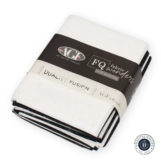 Fat Quarter Bundle Duality Fusion mit Banderole, gefaltete Schwarz-Weiß-Stoffe sichtbar.