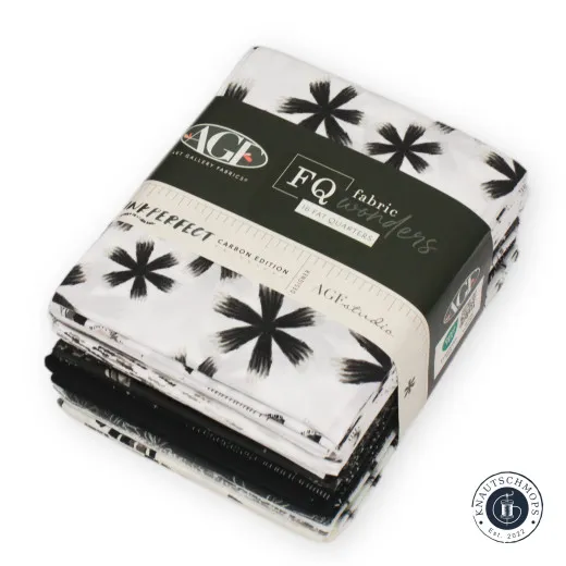 Bundle-Ansicht mit Banderole Fat Quarter Bundle InkPerfect Carbon Edition mit Banderole, Shibori-inspiriertes Blütenmuster in Schwarz-Weiß sichtbar.