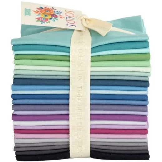 Bundle Frontalansicht Gebundenes Tilda Fat Quarter Bundle Solids in kühlen Farben, frontal fotografiert