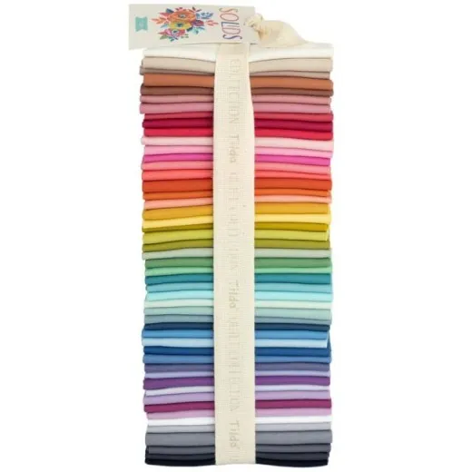 Gebundenes hochformatiges Tilda Fat Eight Bundle Solids mit 50 Farben, frontal fotografiert