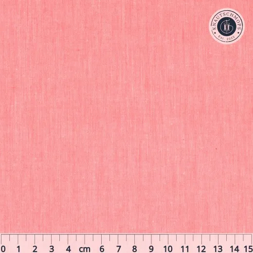 Flach ausgebreiteter, unifarbener Tilda-Chambray-Stoff in Coral mit Lineal zur Maßstabsorientierung.