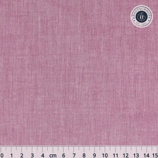 Flach ausgebreiteter, unifarbener Tilda-Chambray-Stoff in Plum mit Lineal zur Maßstabsorientierung.