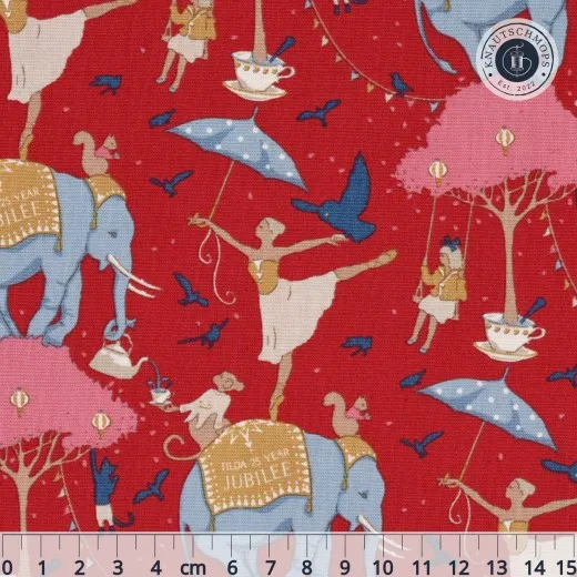Tilda-Stoff Circus Life in Red mit Zirkusmotiven – Elefanten, Ballerinas und Vögel auf rotem Fond, mit Zentimeter-Maßstab.