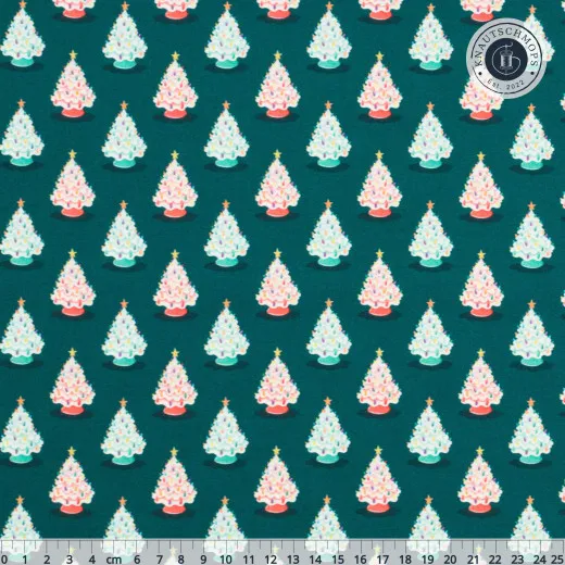 Baumwollstoff Cloud 9 Bright Holiday mit kleinen Keramik-Weihnachtsbäumen in Rosa und Mint auf Petrol, mit Zentimeterskala