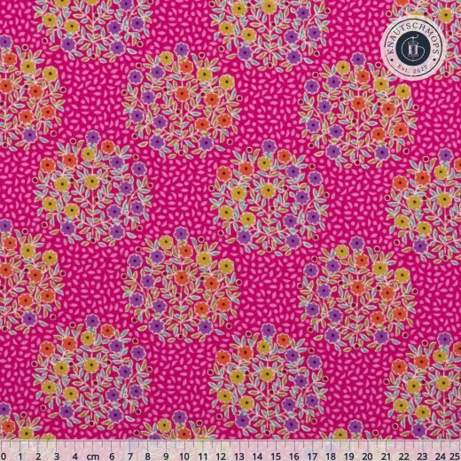 Tilda Pie in the Sky Confetti in Cerise: Nahaufnahme des Blütenmusters mit Zentimeter-Maßstab (25cm)