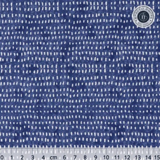 Blauer Baumwollstoff mit feinem Muster aus weißen Strich- und Punktreihen, an eine Stickstruktur erinnernd, mit Zentimeter-Maßstab am unteren Bildrand.