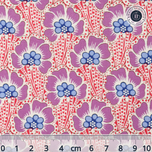 Flach ausgebreiteter Tilda-Stoff „Cotton Beach – Ocean Flower“ in Coral mit Mohnblumen-Motiv in Pink und Blau, mit Lineal zur Maßstabsorientierung.