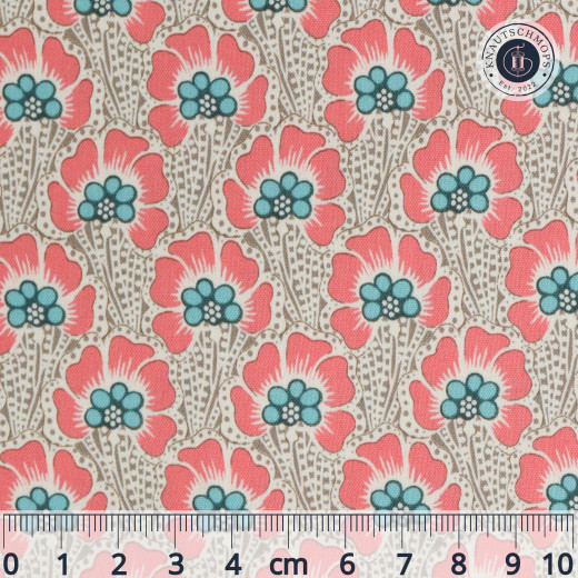 Flach ausgebreiteter Tilda-Stoff „Cotton Beach – Ocean Flower“ in Grey mit Mohnblumen-Motiv in Koralle und Petrol, mit Lineal zur Maßstabsorientierung.
