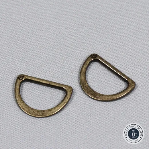 D-Ring flach Antique Brass Zwei ByAnnie's D-Ringe flach in Antique Brass auf grauem Stoffuntergrund