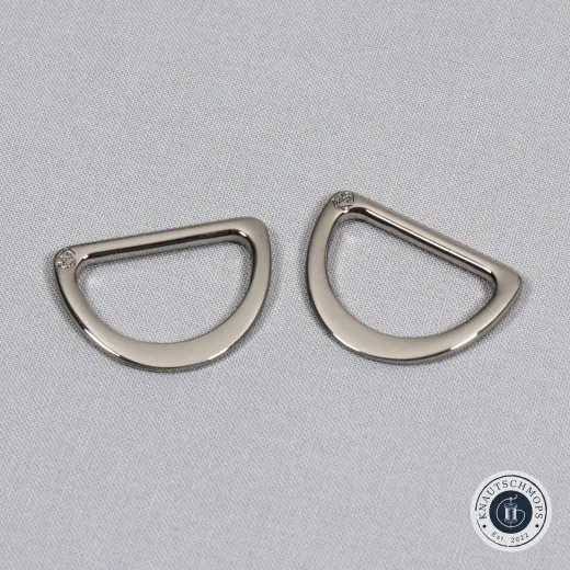 Zwei ByAnnie's D-Ringe flach in Nickel auf grauem Stoffuntergrund