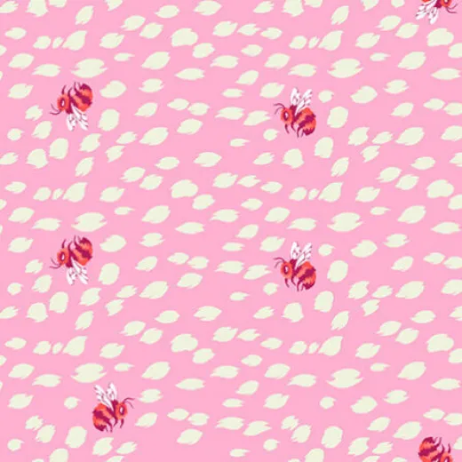 Tula Pink Do Re Bee Afterglow: rot-pinke Bienen mit weißen Flügeln auf rosa Baumwollstoff mit cremefarbenen Blütenblättern